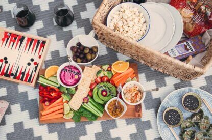 Verschiedenes Essen auf einer Picknickdecke
