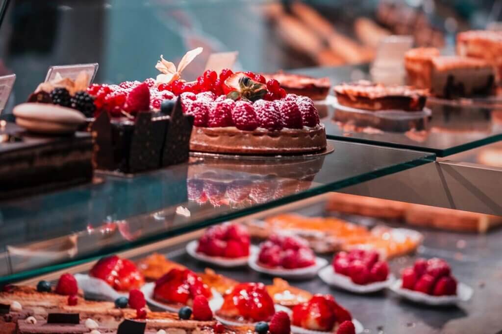 Kuchen und Torten in einer Vitrine