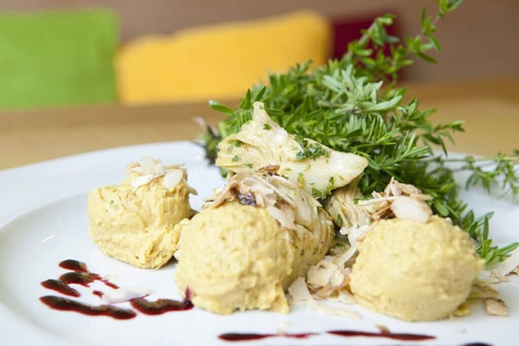 Orientalischer Hummus mit Artischocken