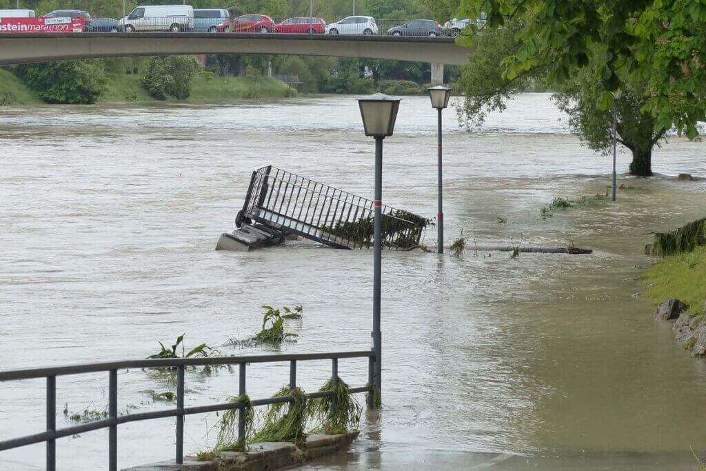 Ueberschwemmung einer Strasse.