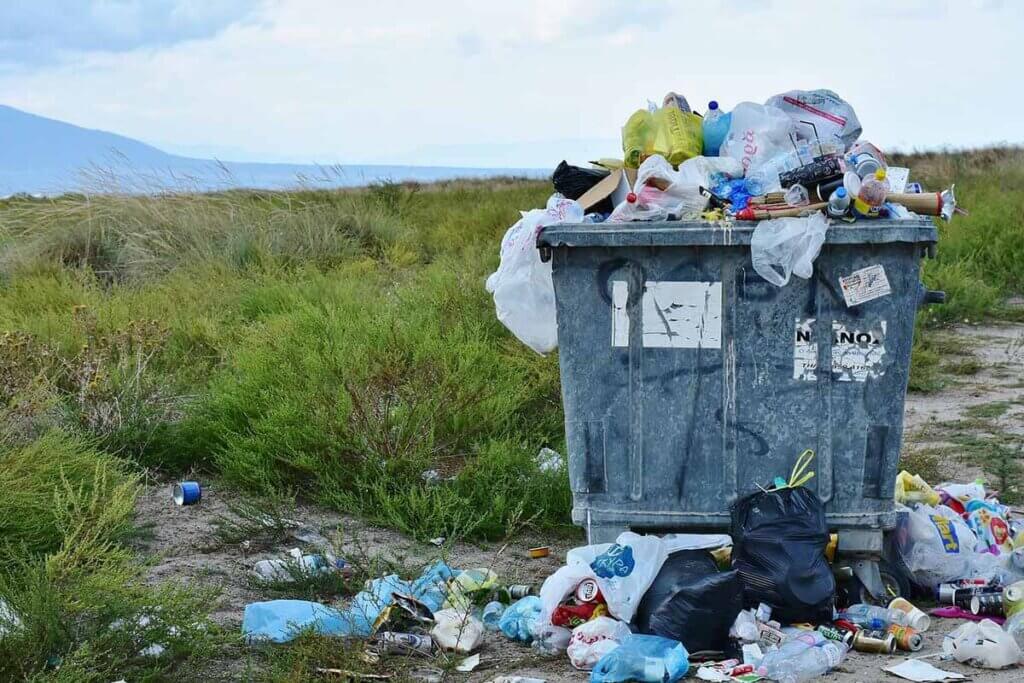 plastikmüll in der tonne