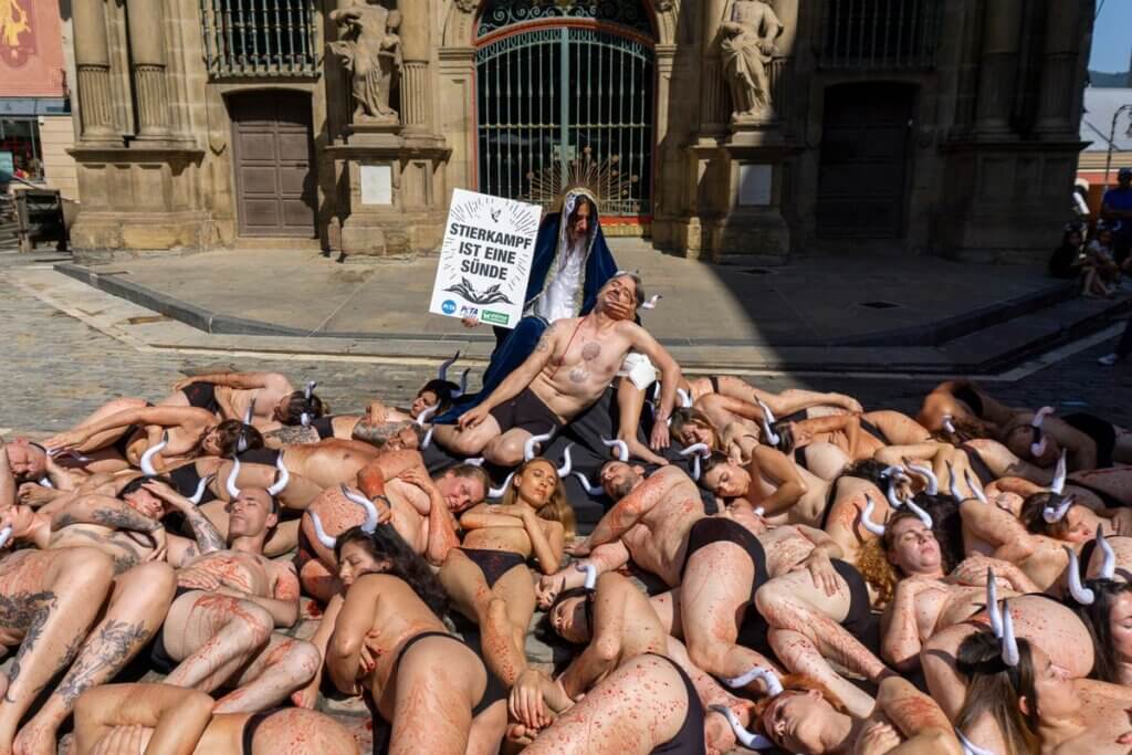 Menschen bei Protest gegen Stierkämpfe und blutverschmiert auf dem Boden
