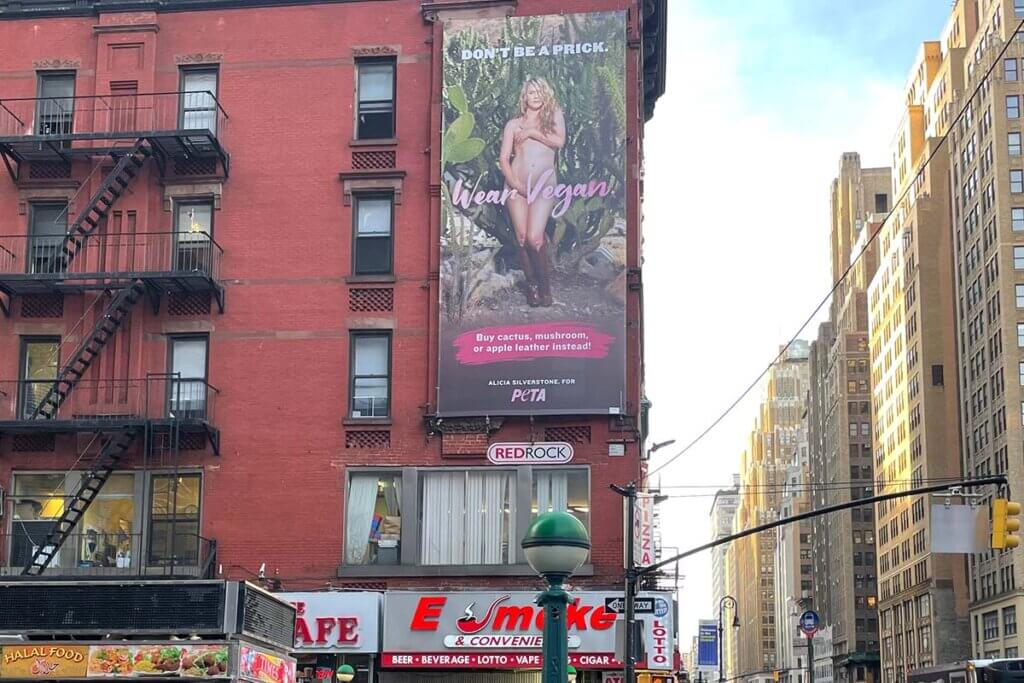 PETA Plakat mit Alicia Silverstone auf dem Times Square