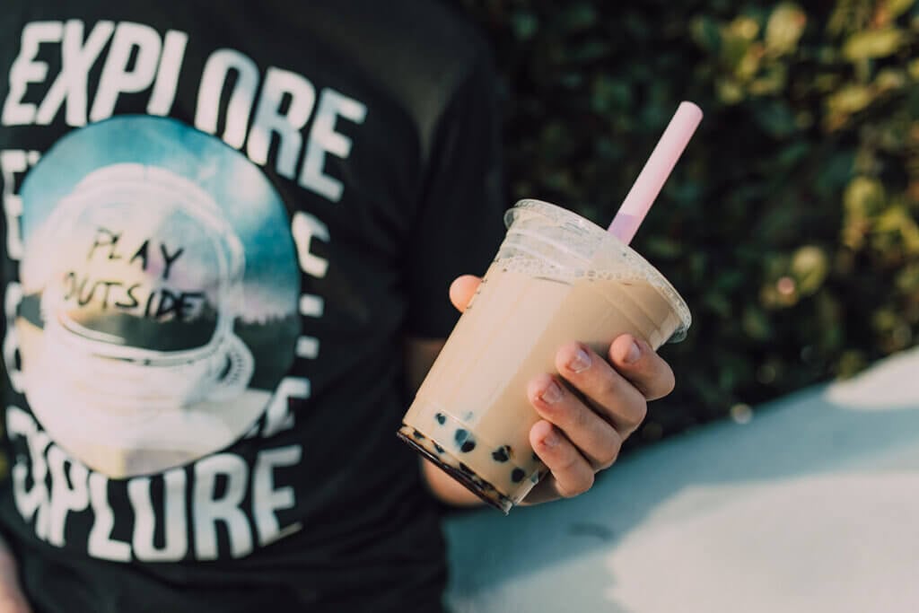 Person mit Bubble Tea in der Hand
