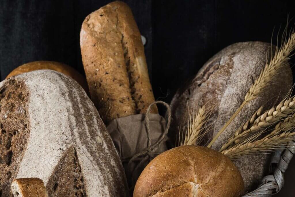 Korb mit verschiedenen Brotsorten