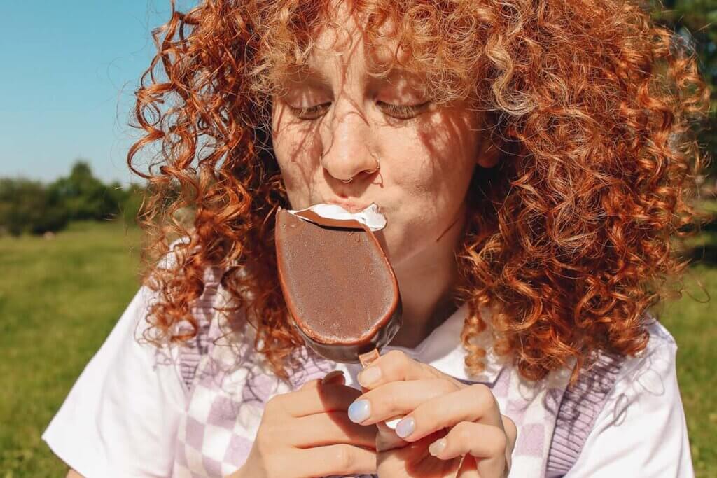 Frau mit Eis in der Hand