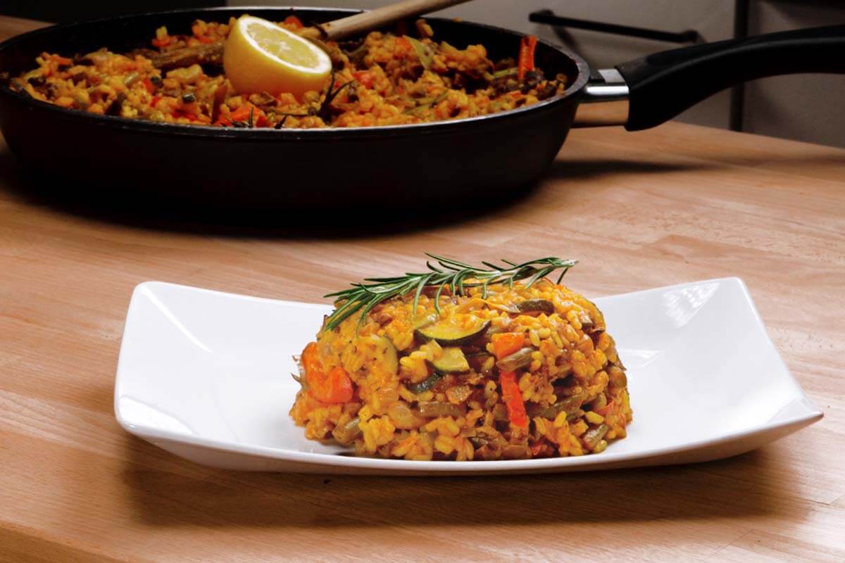 Vegane Paella – einfache & leckere spanische Reispfanne