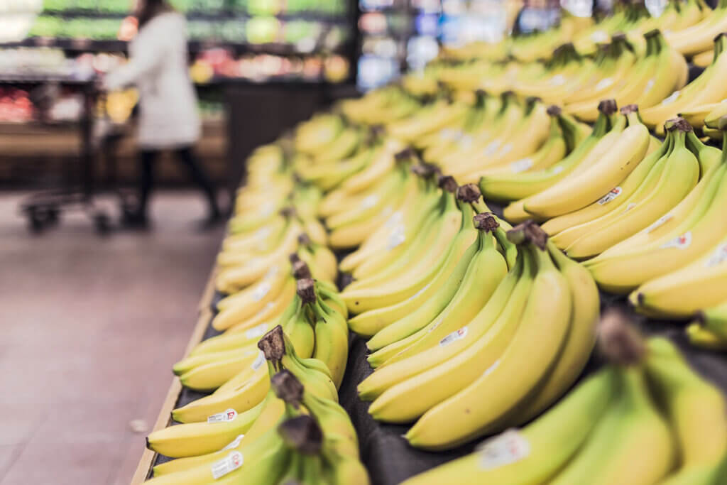 Bananen im Supermarktregal