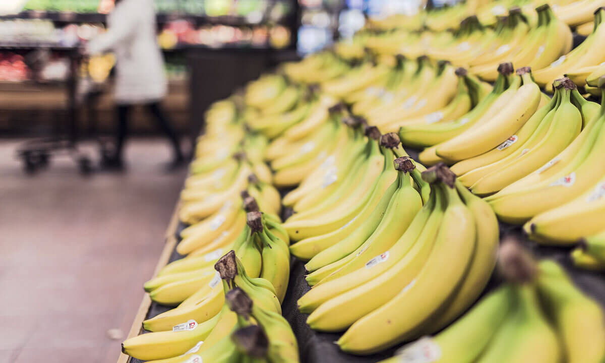 Bananen im Supermarktregal