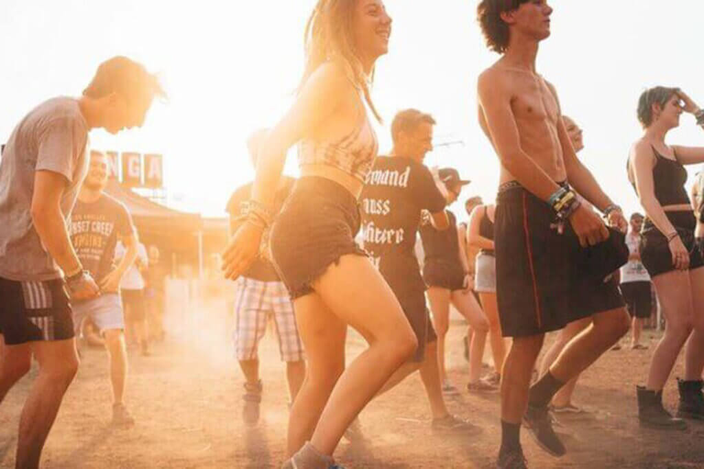 menschen tanzen auf dem festival