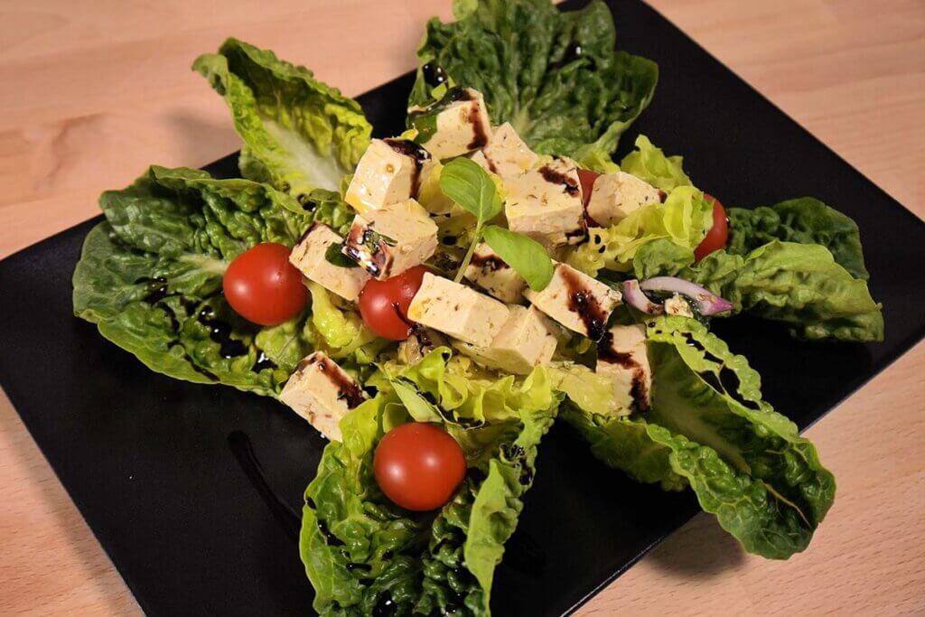 tofu feta mit salat