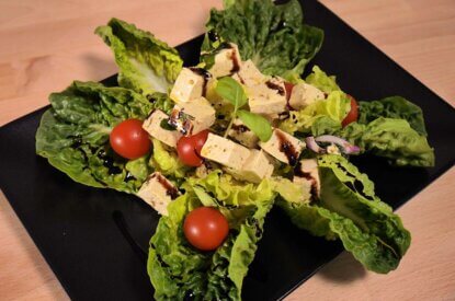 tofu feta mit salat