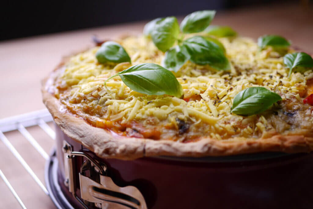 pizzakuchen mit veganem käse als belag