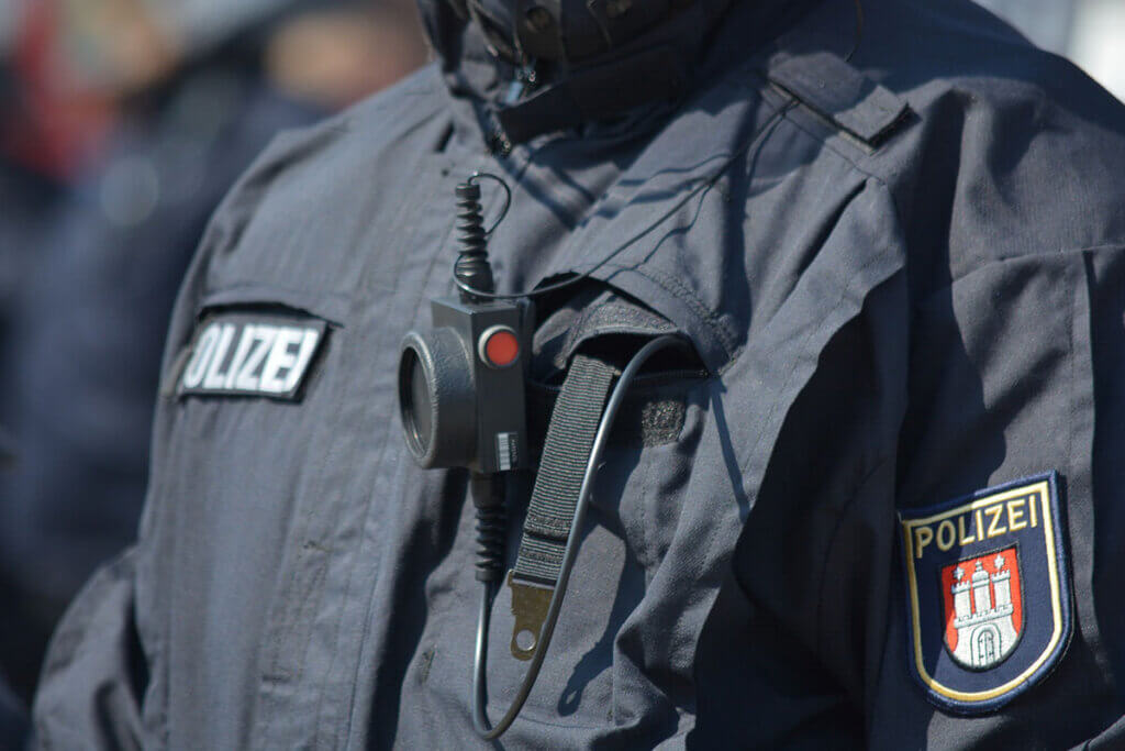 Polizist mit Funksprecher an der Brust.