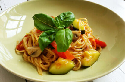 Teller mit Spaghetti und Gemüse.