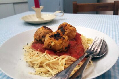 Spaghetti mit Tomatensoße und Tempeh Bällchen.