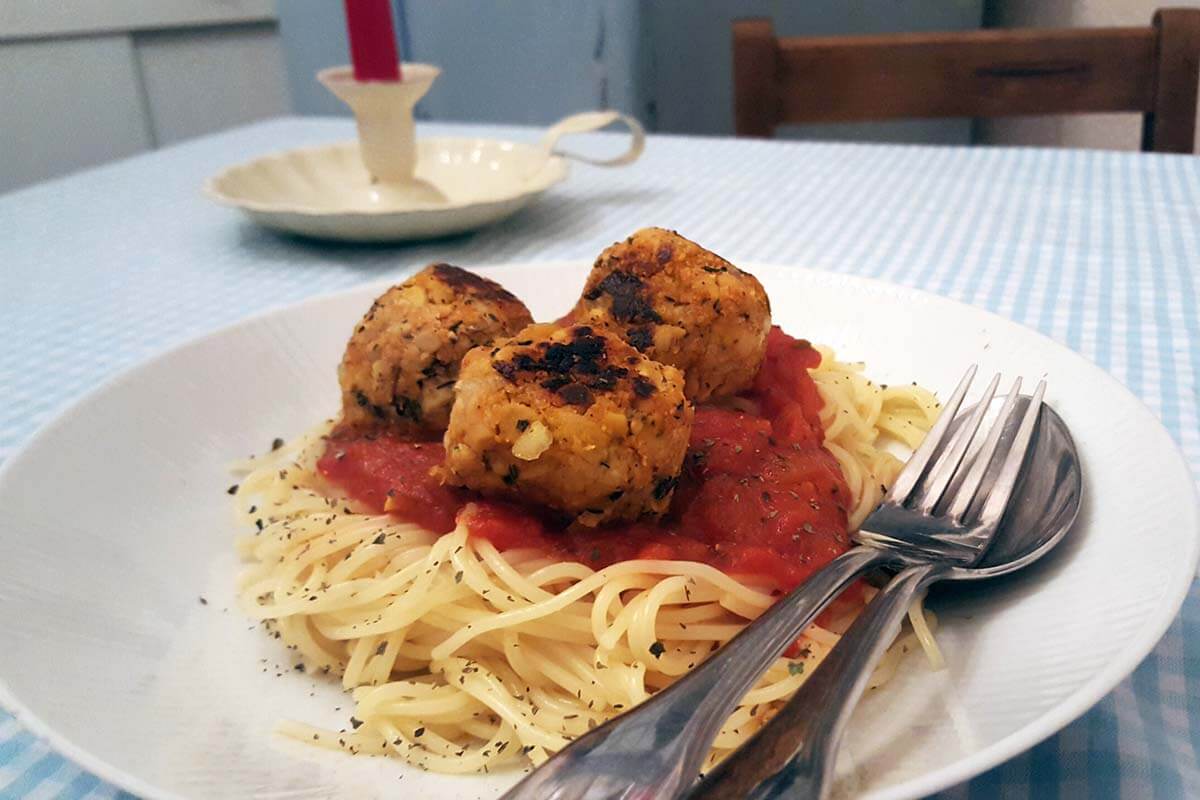 Tempeh mit Spaghetti: Rezept für italienische Tempeh-Bällchen