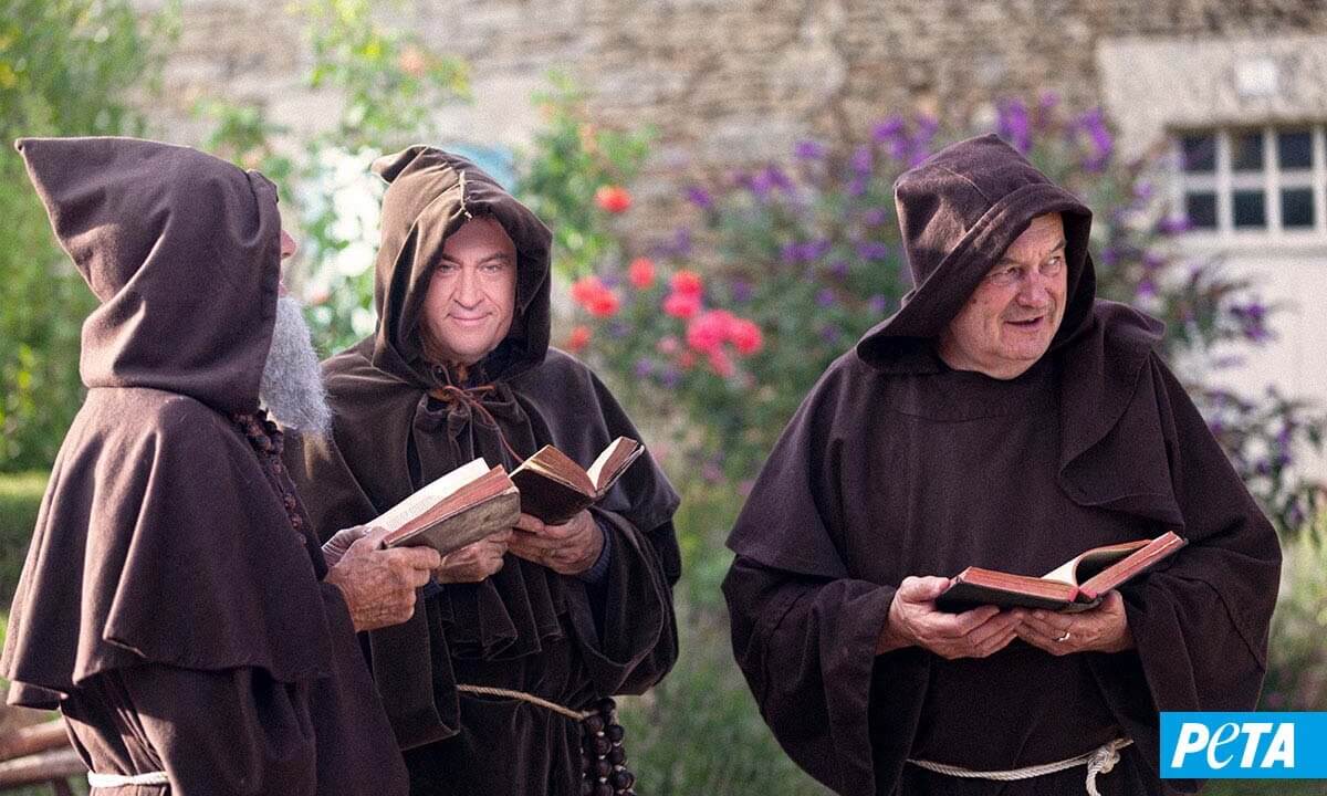 Soeder als Mönch gekleidet neben zwei anderen Mönchen.