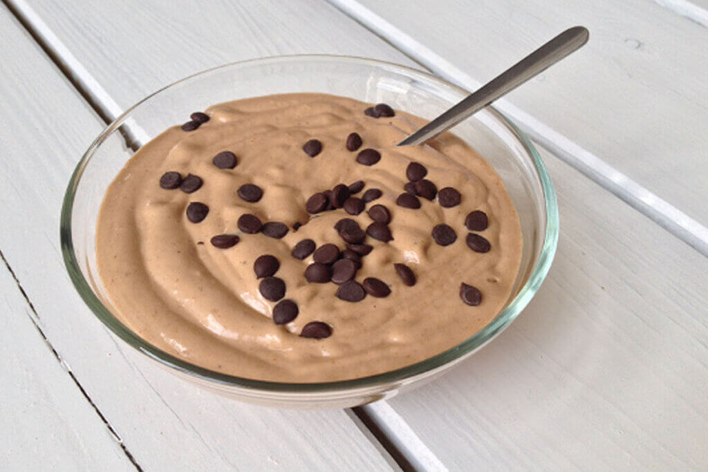 Schoko-Bananen-Eis mit Drops in einer Schuessel.