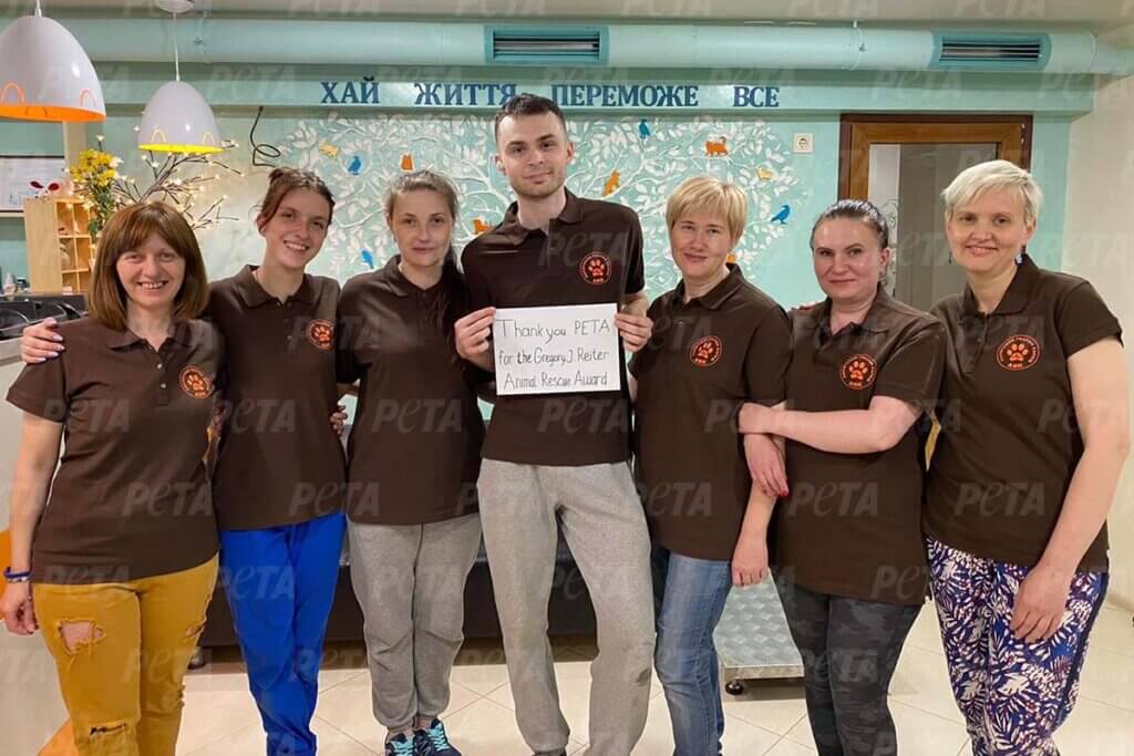PETA Team in der Ukraine hält ein Dankesschild hoch