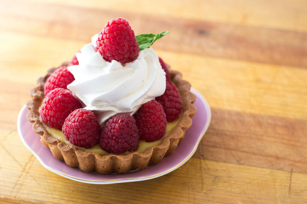 eine torte mit Erdbeeren und sahne