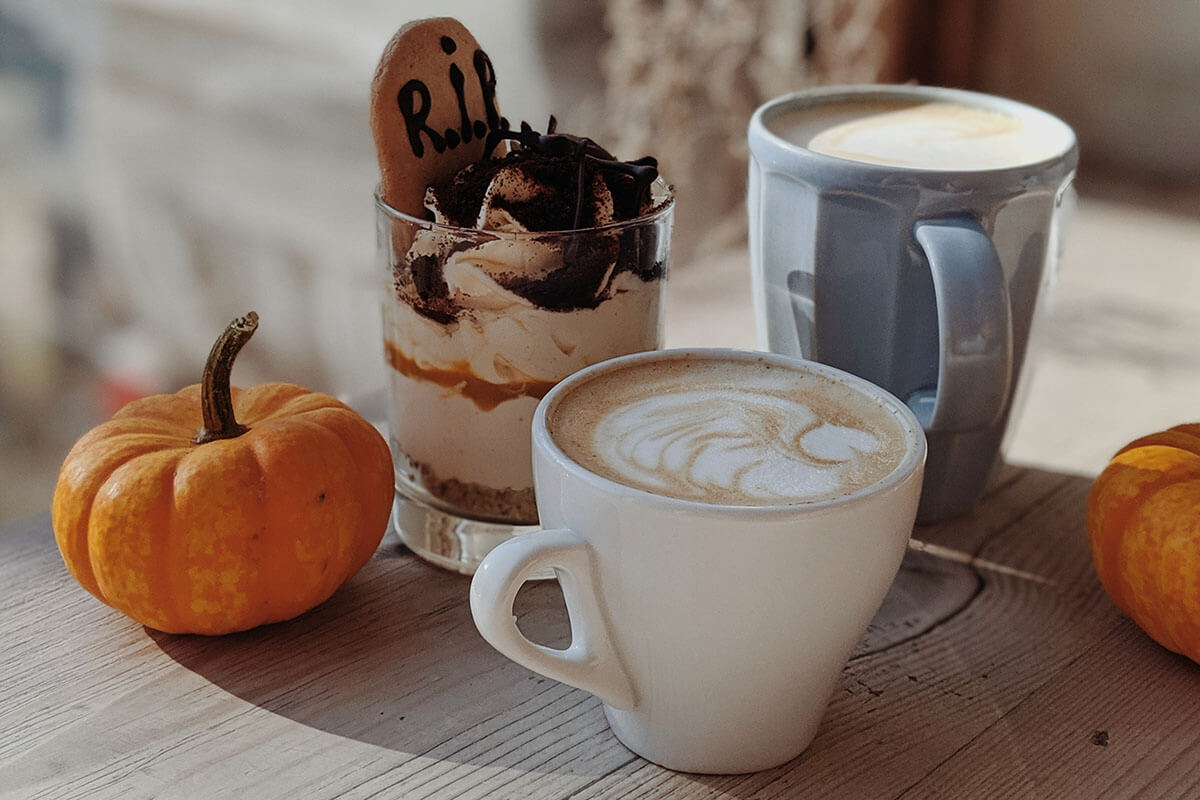 Kaffeetasse mit Halloween Deko auf dem Tisch