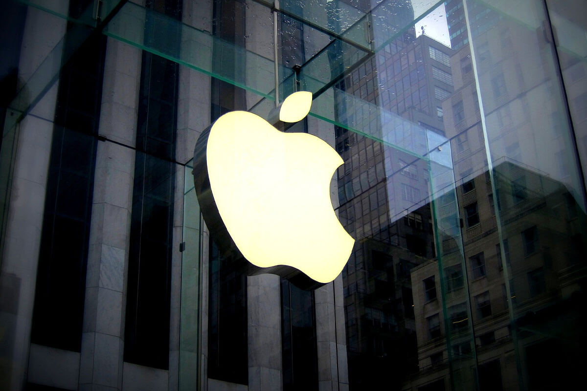 Apple Logo an einer Glasscheibe.