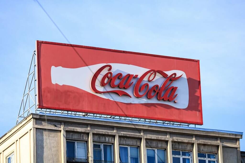 Coca Cola Branding auf einem Gebäude