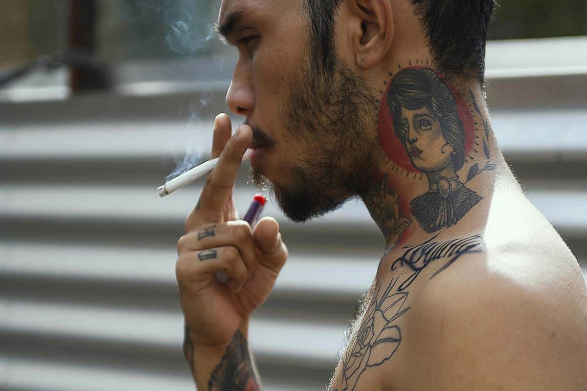 Mensch raucht eine Zigarette