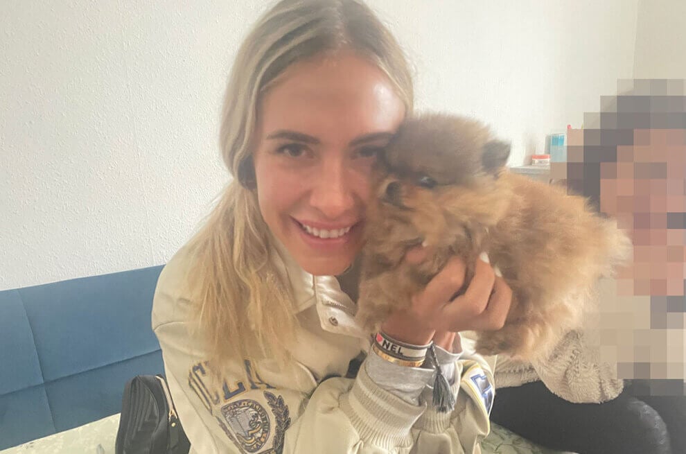 Alena Gerber mit einem Hundewelpen