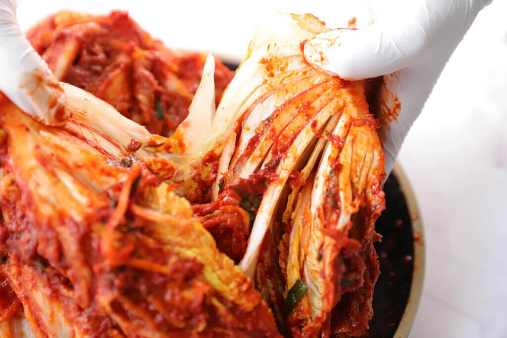 Kimchi bei der Herstellung