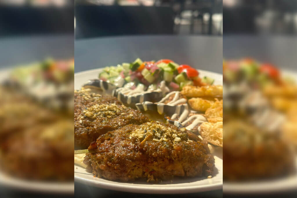 Die „No Lamb No Cry“-Bowl vom nahen, mit veganem Fleischersatz Zuchini, Gemüse, etc.