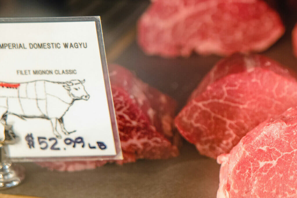 Wagyu-Fleisch in Theke mit Preisschild