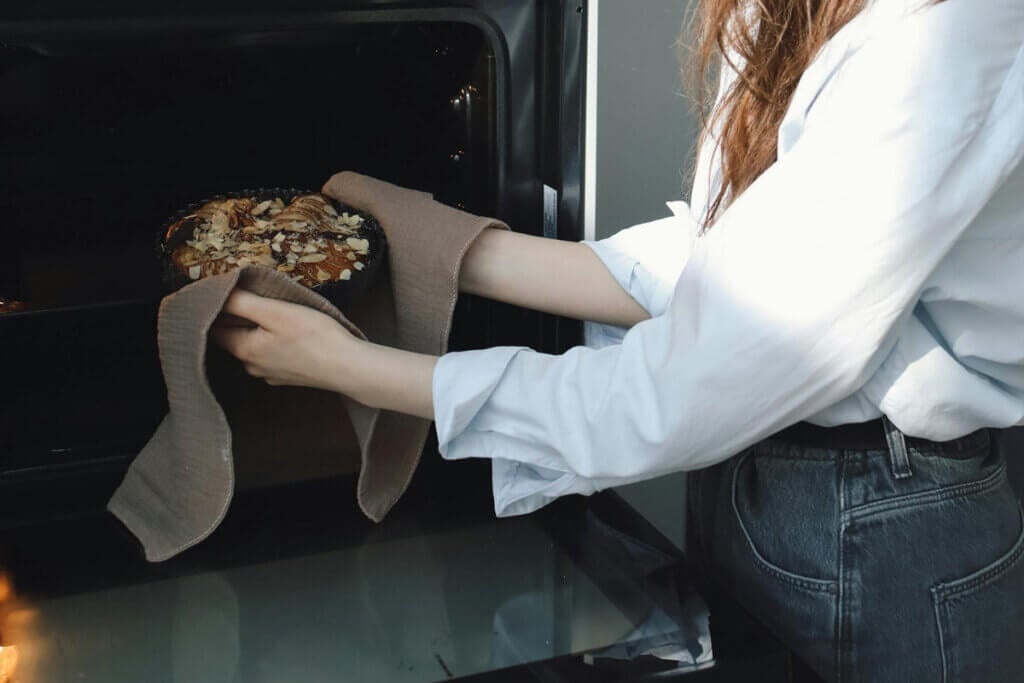 Kuchen, der aus dem Ofen geholt wird