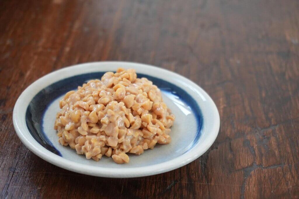 ein Teller mit natto
