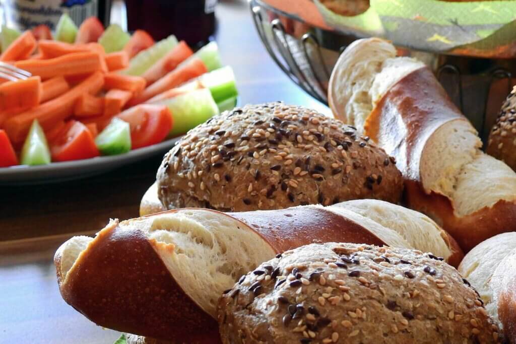 Brötchen, Laugenstangen und Gemüseteller