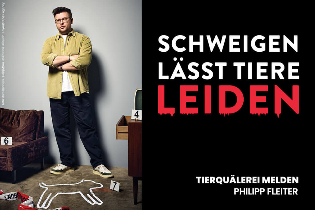 Philipp Fleiter steht an Tierqual-Tatort für PETA Kampagne. Rechts Text "Schweigen lässt Tiere leiden"