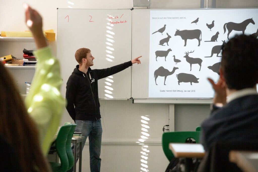 Person hält Vortag vor Klassen über Tiere