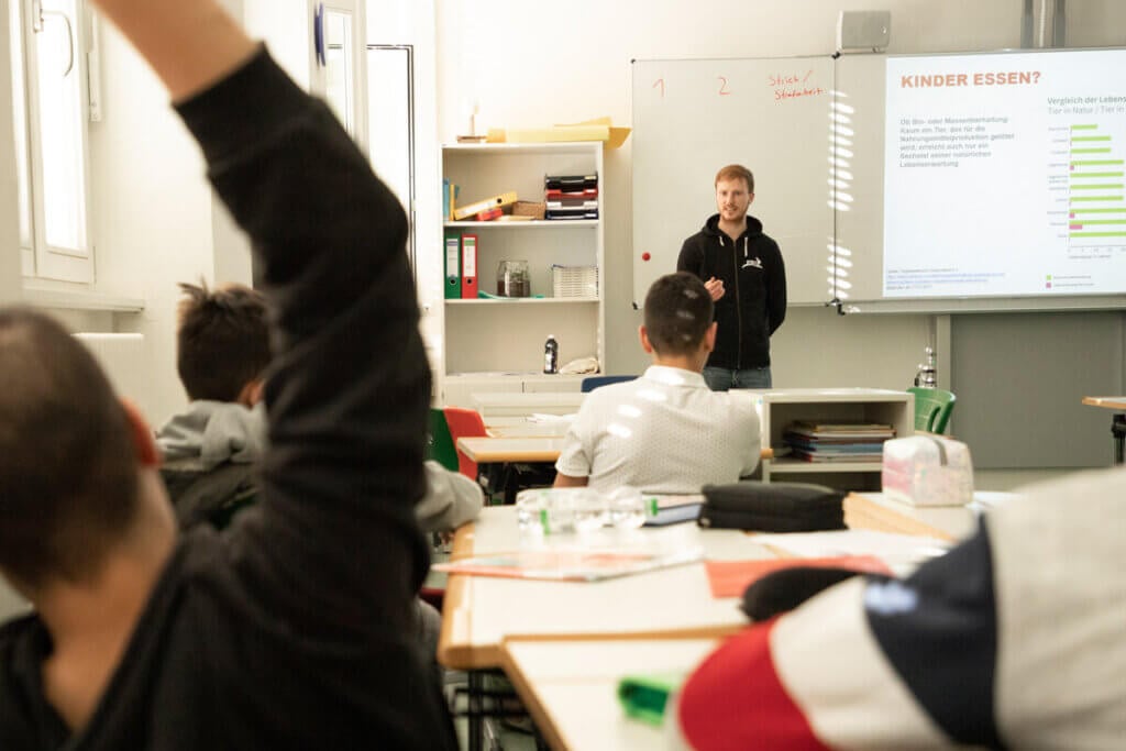Vortrag in Klassenzimmer mit Schülerinnen und Schülern