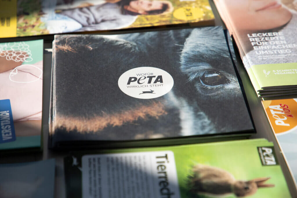 Peta Borschüren mit Tiermotiven und Logo