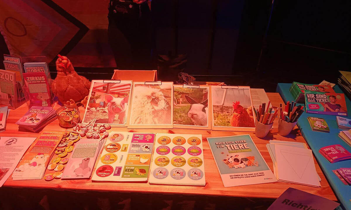 Sukini auf Tour: PETAKids begleitet Konzerte mit Aktionsstand