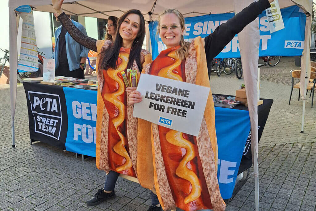 PETA Aktion Tiere sind uns nicht Wurst mit Demoschildern und Hot Dog Kostümen