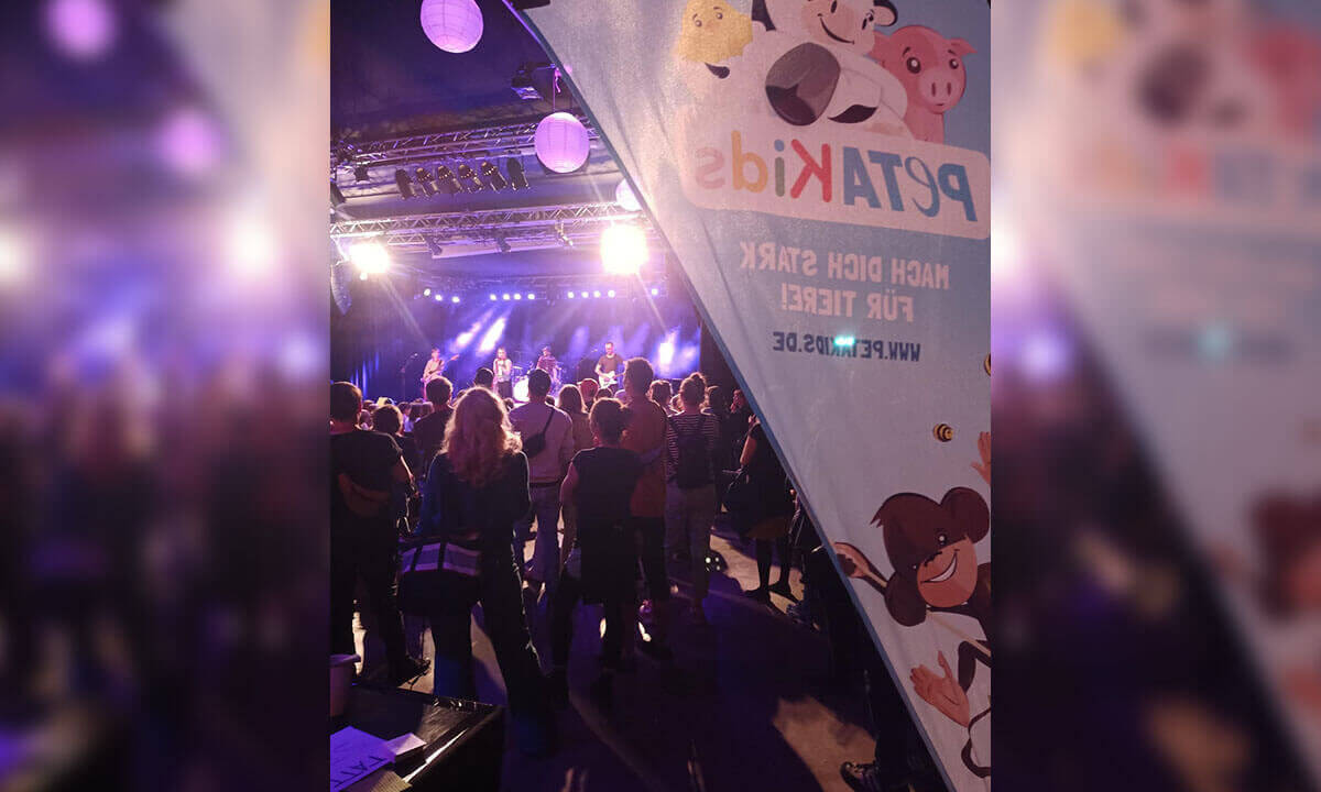 Sukini auf Tour: PETAKids begleitet Konzerte mit Aktionsstand