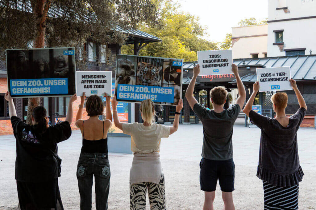 PETA Aktion Zoo Hagenbeck. Personen mit Demo-Schildern.