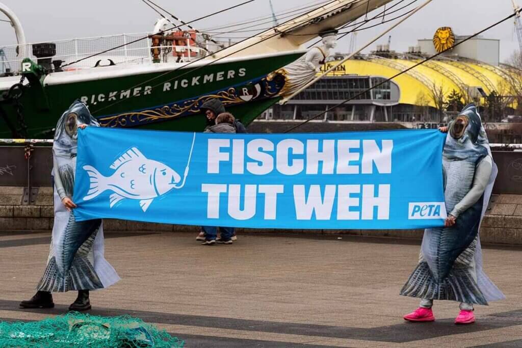 Aktion zum Welttag für das Ende der Fischerei vor einem Schiff im Hafen.