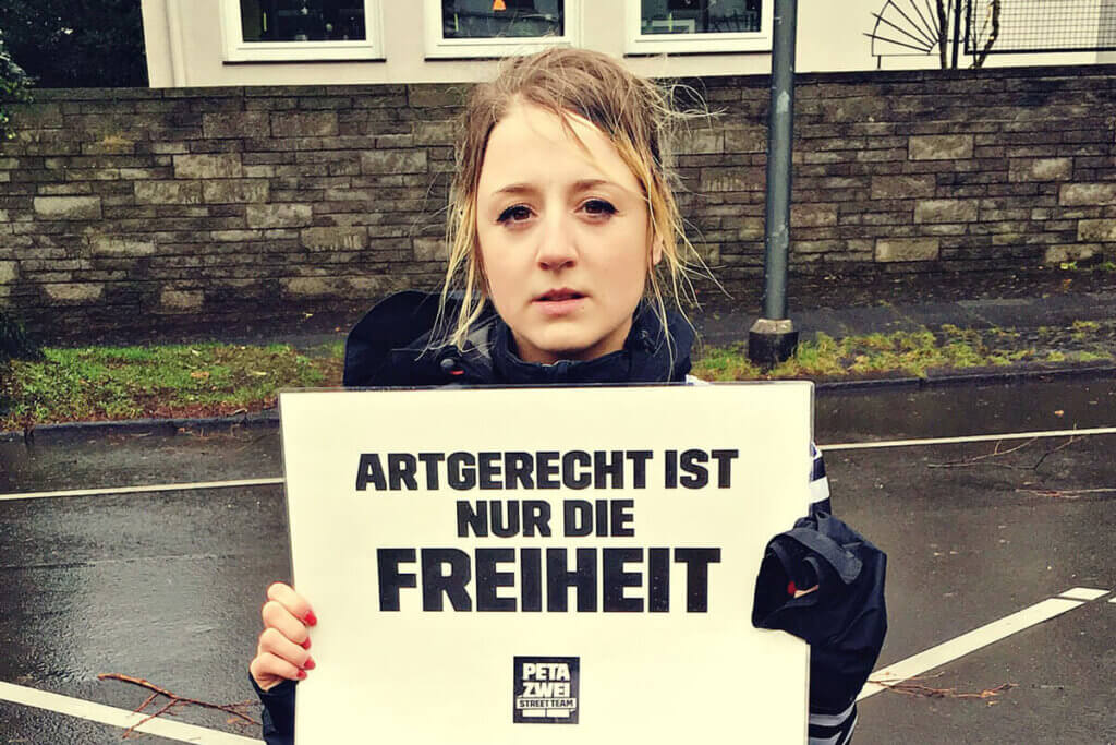 Candy aus dem Peta Streetteam Wuppertal mit Schild