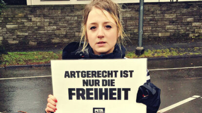 Candy aus dem Peta Streetteam Wuppertal mit Schild