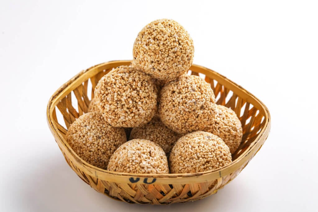 Amaranth-Bällchen in Körbchen