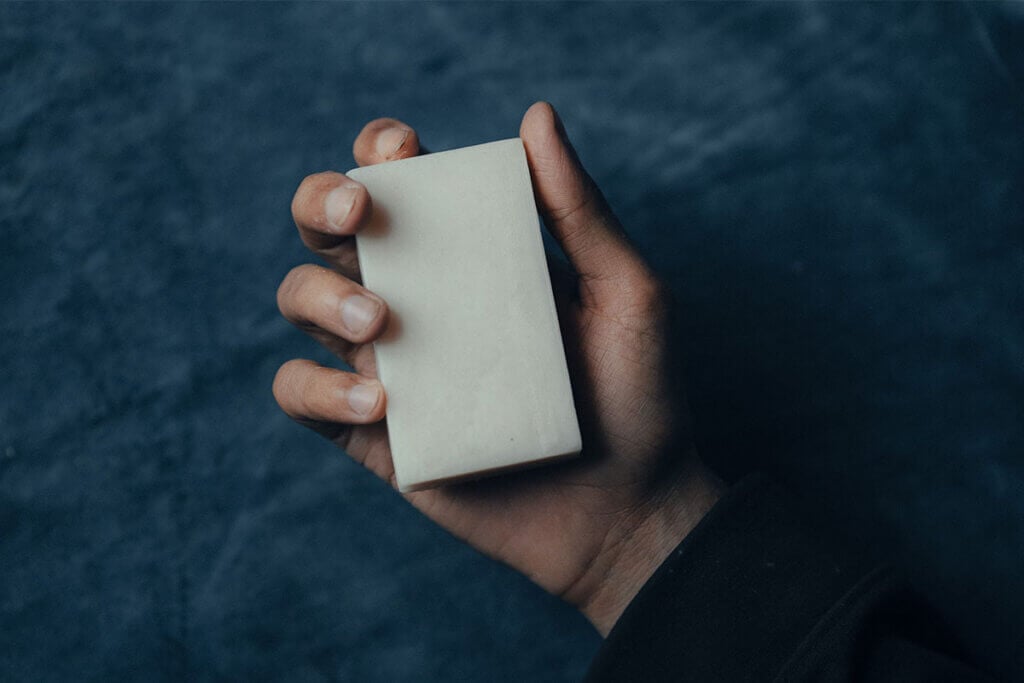 Ein weisses Stück Seife in einer Hand